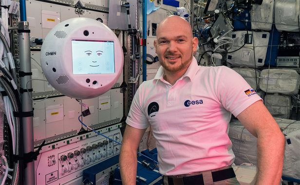 국제우주정거장(ISS)에서 우주비행사 옆에 떠 있는 구(球) 모양의 인공지능 로봇 ‘시몬’.
/NASA