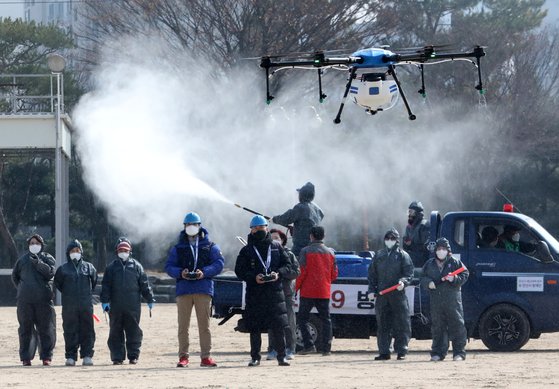 4일 오전 경기도 안산시 단원구 신안산대학교에서 드론방역봉사단이 드론을 활용한 신종 코로나바이러스 감염증(코로나19) 방역을 시연하고 있다. [사진 뉴스1]