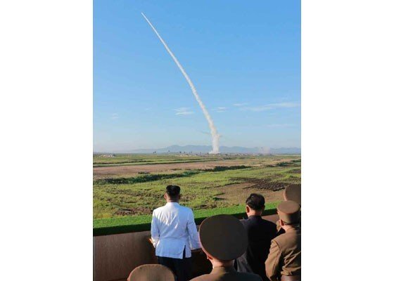 2017년 5월 김정은 북한 국무위원장이 함경남도 선덕 일대에서 북한의 최신형 지대공 미사일 번개-5형의 시험발사 장면을 지켜보고 있다. [사진 노동신문]