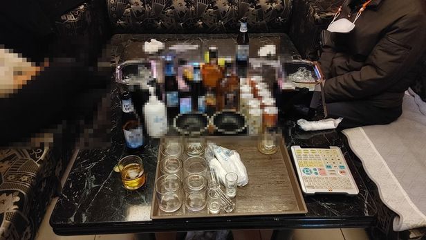 기사 내용과는 무관함. 경찰이 집합 금지·방역지침 준수 대상 업소를 적발한 모습. /부산경찰청