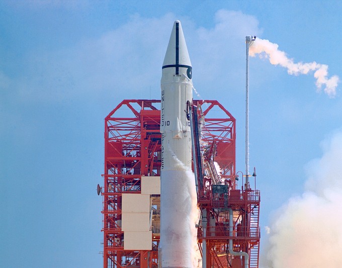 미국항공우주국(NASA)의 로켓 ′센타우르′가 1966년 달 탐사선 ′서베이어 1호′를 실은 채 발사되는 모습이다. NASA 제공