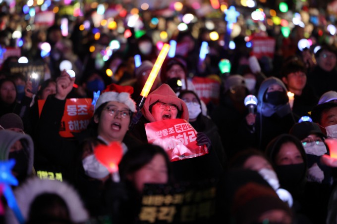 12일 오후 서울 영등포구 국회 앞에서 열린 윤석열 대통령 탄핵 촉구 촛불 집회에 참석한 시민들이 응원봉을 흔들며 구호를 외치고 있다. 연합뉴스 제공